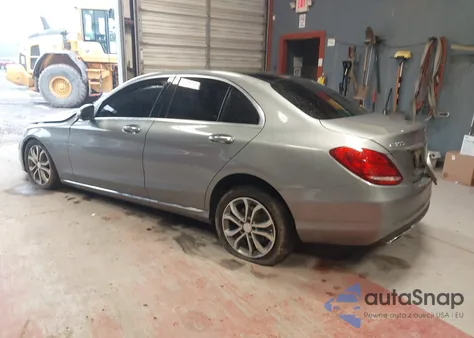 2015 Mercedes-Benz C 300 4Matic z USA, uszkodzony, nr VIN 55SWF4KB3FU016152